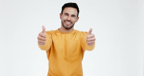 Daumen hoch, Gesicht und Mann im Studio mit Lächeln für Sieg, Einigung und Erfolg auf weißem Hintergrund