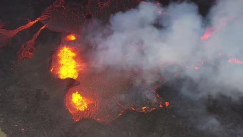 Luftbild von Lava, die ausbricht und aus einem Berg fließt, Island