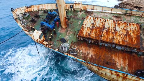 Schiffbruch Altes Wrack Versunkenes Schiff im Meer Umweltkatastrophenkonzept