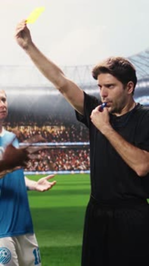 Vidéo verticale d'un arbitre de football montrant un carton jaune à un joueur en colère qui proteste pendant le match
