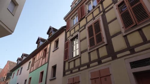 Coloridas casas adosadas con entramado de madera son la histórica ciudad medieval de Colmar, Francia.