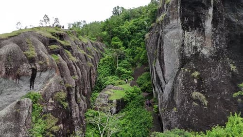 Nglanggeran, alter Vulkanberg, eine berühmte geologische Stätte in Gunung Kidul, Yogyakarta.