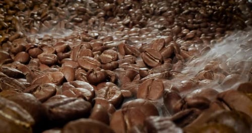 Primer plano de semillas de café. Los granos de café aromáticos son humo tostado que proviene de los granos de café.