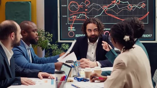 Une équipe de start-up évalue les données des Infographies lors d'une réunion de direction