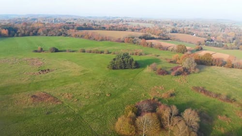 Luftdrohne 4K-Vorwärtsbewegung über Feldern im Herbst/Herbst mit winterlichem Himmel und Landschaft
