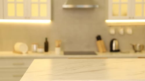 Envasado. Mujer poniendo bolsas de papel en la mesa en la cocina, primer plano