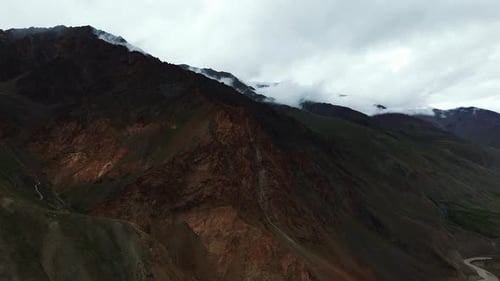 Felsiger Berghang bedeckt mit Wolken, Drohnenblick