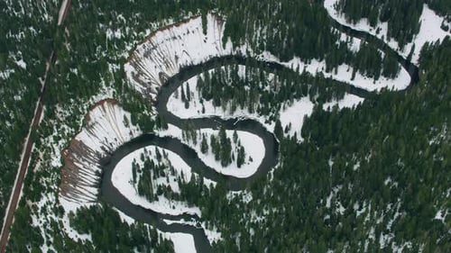 Luftaufnahme des Winding River im Winter, Luftaufnahme aus Nordkalifornien