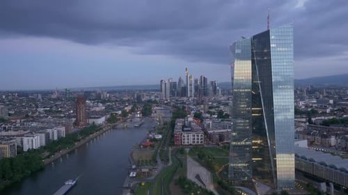 La cambiante torre del BCE del Banco Central Europeo en Fráncfort del Meno (Alemania) desde un Zumbido matutino 4K