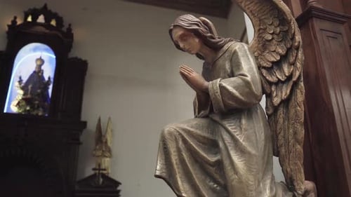 Estátuas de anjos e interior de uma igreja do Sri Lanka C0082