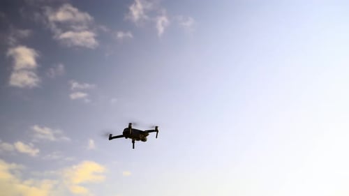Drohne, Himmel und Flug eines Quadrocopters in Wolken, Außen-, Spionage- oder Videoüberwachungselektronik