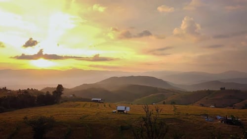 Bela paisagem do pôr do sol em terraços de arroz em chiang mai, Tailândia. Mudas de arroz na terra