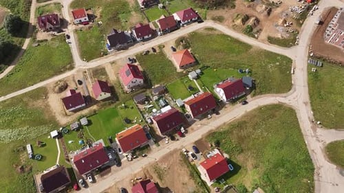 Vorstädtisches Wohngebiet mit Einfamilienhäusern mit Gärten in einer Kleinstadt