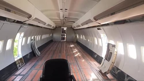 À l'intérieur de la cabine d'un avion Boeing 737 abandonné, il existe une urgence intérieure