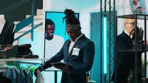 Afroamerikanischer Arbeiter überprüft Inventar für neue Modelinie
