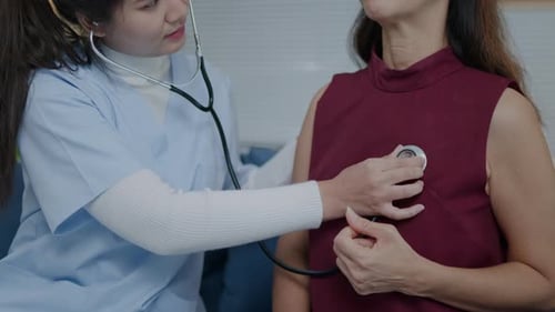 Der Arzt kümmert sich um den Patienten in der Altenpflege im Krankenhaus, im Pflegeheim, indem er eine Kranken- und Lebensversicherung abschließt
