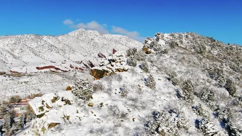 ZOOM PAN Bluebird Winter Fresh Snow RedRocks dévoile une vue panoramique d'un drone