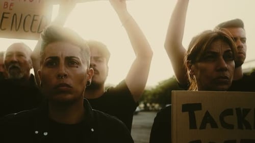 Personnes qui protestent contre la crise financière et l'inflation mondiale - Concept d'activisme pour la justice économique