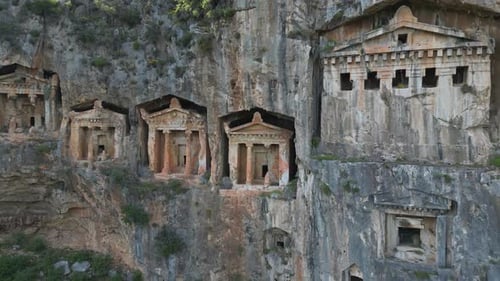Tombeaux lyciens surplombant la vallée de la rivière à Dalyan, Turquie