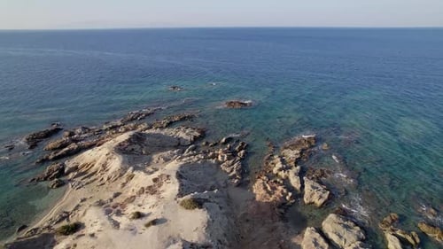 Images par Drone de la côte rocheuse et des eaux cristallines de la plage d'Alyko à Naxos, en Grèce
