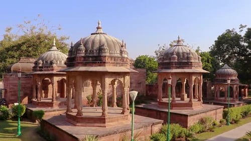 L'architecture d'un ancien temple hindou prise sous un angle différent pendant la journée est prise à Mandoor Jodhpur Rajas