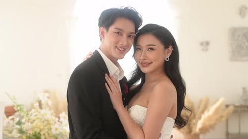 Paar Braut und Bräutigam genießen romantische Momente bei der Hochzeitszeremonie