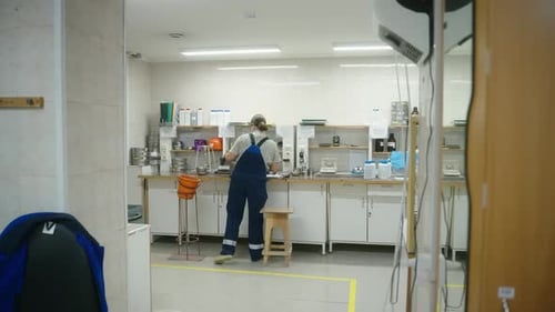 Travailleur de laboratoire chimique Chimiste dans un environnement de recherche scientifique
