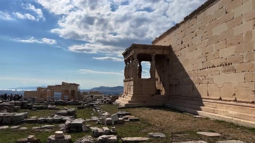 Le temple du Parthénon sur l'Acropole athénienne, en Grèce. Prise de vue sur Steadicam 4K