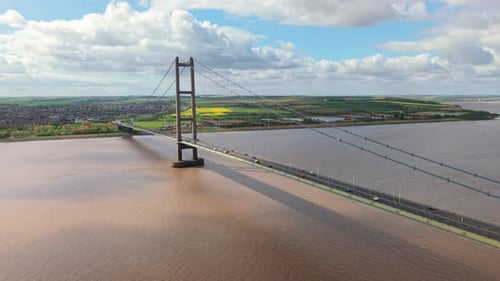 Vue aérienne du pont Humber et de l'estuaire, Royaume-Uni.