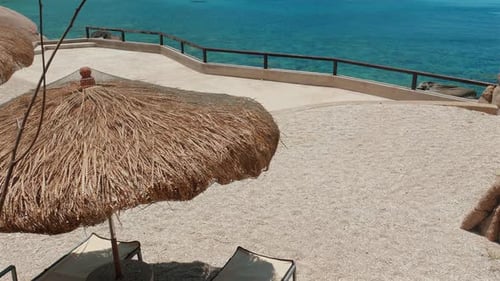 Entspannen Sie auf einem Strandkorb mit Panoramablick auf das türkisfarbene Meer