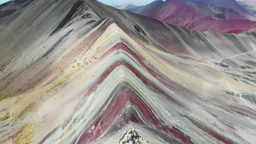 Rainbow Mountain, Perú, toma aérea panorámica de izquierda a derecha.