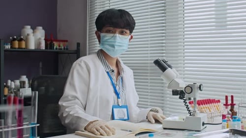 Femme regardant la caméra et souriant