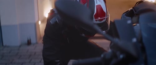 Motorista de moto à noite