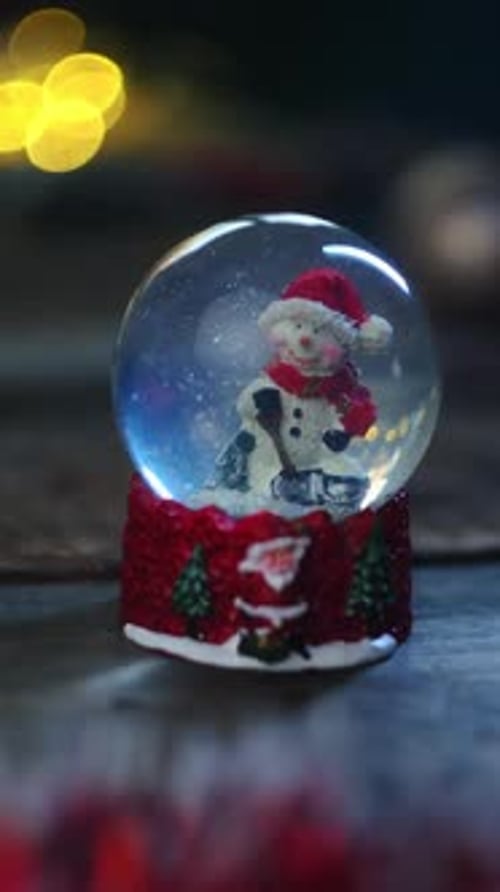 Vertikaler Video-Weihnachtshintergrund mit gemütlicher Atmosphäre, Weihnachtsschneekugel
