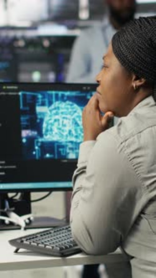 Der Administrator des vertikalen Video-Rechenzentrums führt die Node-Tree-Programmierung für maschinelles Lernen durch