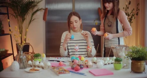 Madre e hija pintan huevos de Pascua para las vacaciones de Pascua