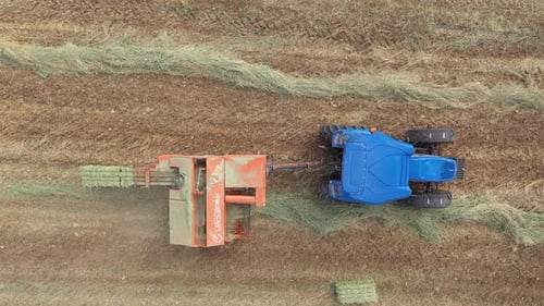 Vista aérea da máquina de feno trabalhando no campo 3