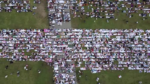Vue aérienne, fidèles priant pour l'Aïd al-Adha ou l'Aïd al-Fitr en plein champ