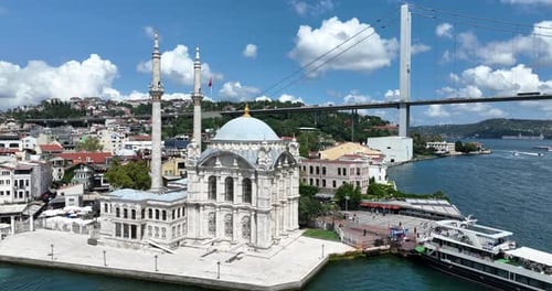 Ortakoy-Moschee und Istanbuler Bosporus-Brücke Landschaft bei Sonnenaufgang Drohnenaufnahme