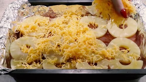 Coloca a mano el queso rallado en un plato de carne.