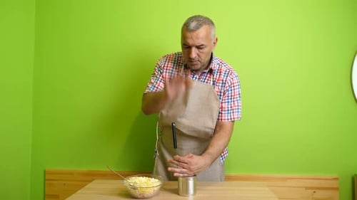 1. Una lata de metal con maíz se abre con un cuchillo.