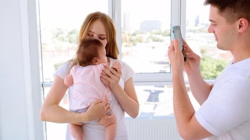 Un mari tire sur sa femme avec sa fille