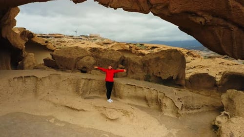 Happy Lonely Woman Touristin besucht lokale Naturattraktionen