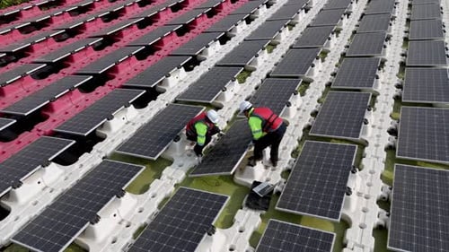 Sonnenkollektoren in einer Kraftwerksanlage für saubere Energie. Luftaufnahme eines Solarkraftwerks, Arbeiter.