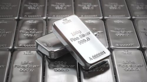 Animation 3D du concept d'épargne, de finances et d'investissements, de lingots et de lingots d'argent empilés d'affilée