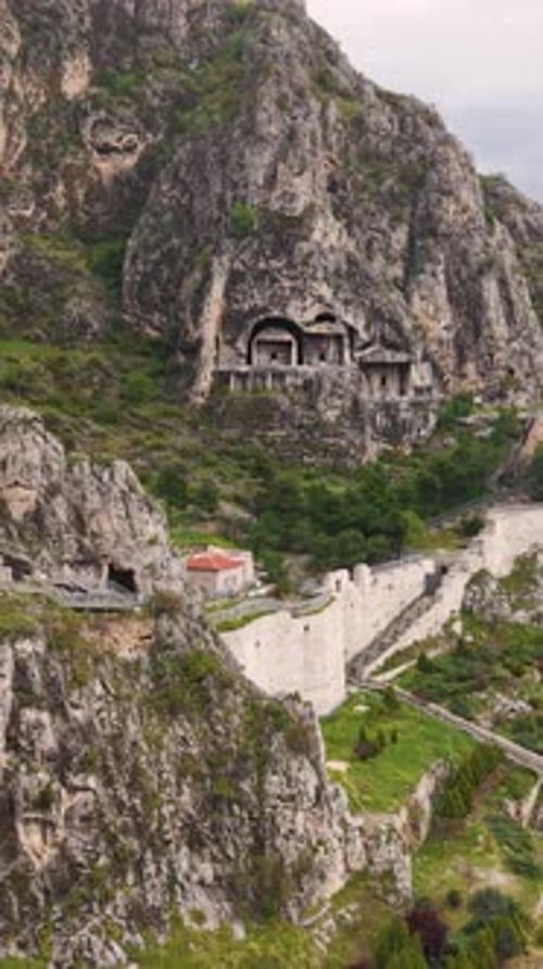 Vue aérienne des tombeaux rupestres des rois pontiques