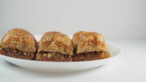 Türkisches Dessert Baklava auf einem Teller auf dem Tisch