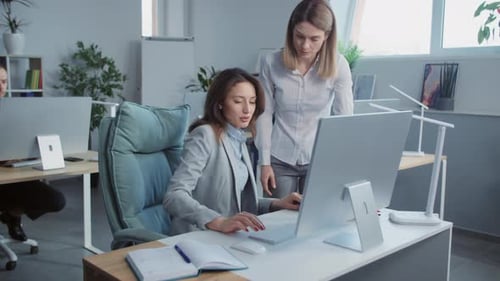 Boss Speaking with Worker Woman Discussing Use Laptop Computer In Modern Office On Background People