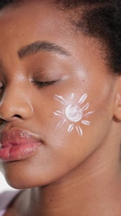 Visage, soins de la peau et fille avec écran solaire en studio pour une protection UV, une peau saine et des bienfaits