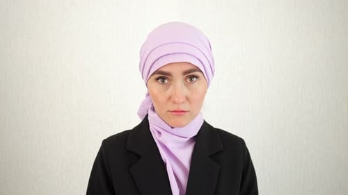 Muslimische Frau im Hijab sieht deprimiert aus